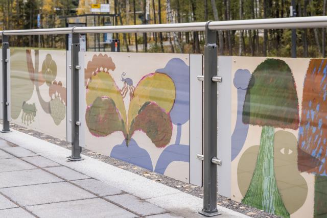 Armi Teva, Linnuntie, 2022. EMMA – Espoon modernin taiteen museon kokoelma. © Paula Virta / EMMA – Espoon modernin taiteen museo Raitiovaunupysäkin aidassa eläin- ja kasvillisuusaiheisia värikkäitä teoksia.